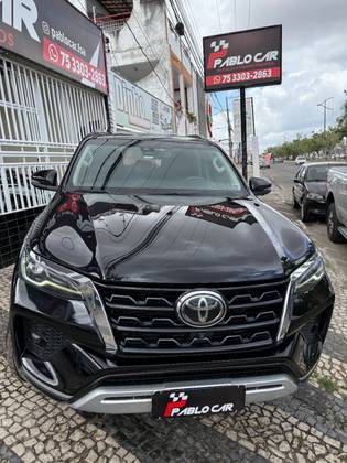 TOYOTA HILUX SW4 2.8 D-4D TURBO DIESEL SRX 7L 4X4 AUTOMÁTICO TOYOTA HILUX SW4 2.8 D-4D TURBO DIESEL SRX 7L 4X4 AUTOMÁTICO